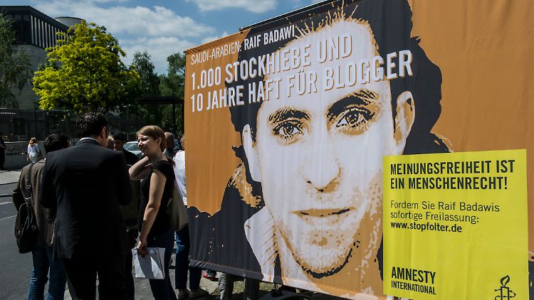 Weltweite Proteste: Hier forderten Menschen vor der saudischen Botschaft in Berlin bereits im Mai die Freilassung von Raif Badawi.