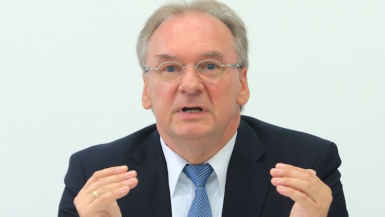 Der Ministerpräsident von Sachsen-Anhalt, Reiner Haseloff, hat Kanzlerin Angela Merkel zum Umdenken aufgefordert.