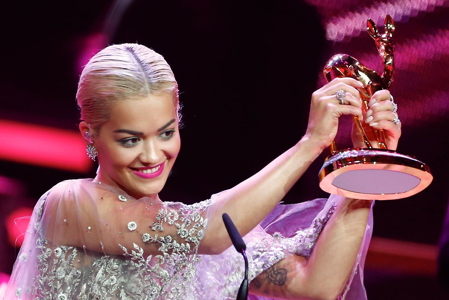 Rita Ora ist Popstar, Model und Schauspielerin. Sie wurde 1990 in Priština (heute Kosovo, damals Jugoslawien) geboren, wo der Balkankrieg tobte. 