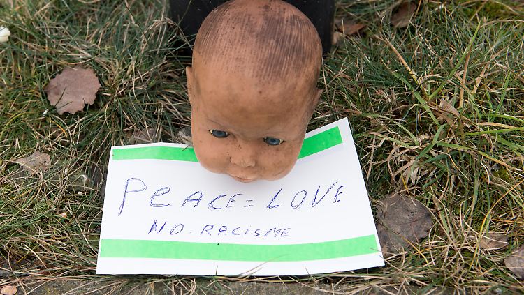Die Angreifer sollen auch mit diesem Puppenkopf geworfen haben. Die Flüchtlinge legten ihn später auf diese Pappe.