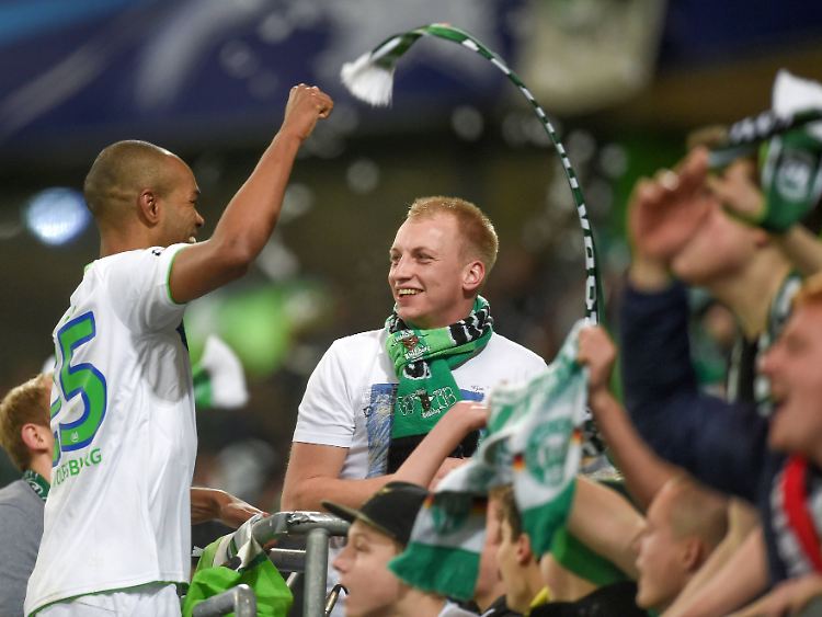 Festtad: Wolfsburgs Doppeltorschütze Naldo feiert nach dem Sieg gegen Manchester United.