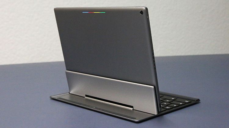 Hübsches Detail: Auf der Rückseite leuchten bei aktivem Display LEDs in den Google-Farben.