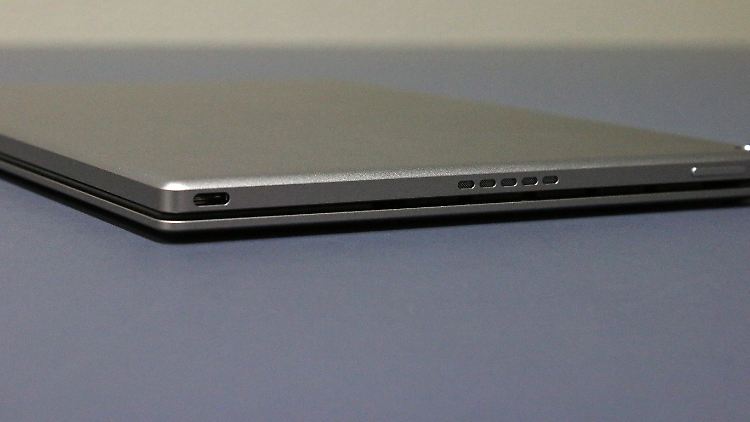 Die Tastatur sitzt relativ fest auf dem Tablet, für den Transport ist trotzdem eine extra Tasche empfehlenswert.