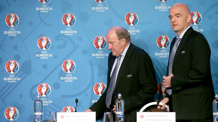 Die Einführung der Torlinientechnik gilt als relativ sicher. "Der Trend ist dafür", sagte Generalsekretär Gianni Infantino (r.).