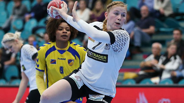 Meike Schmelzer setzt sich am Kreis gegen die Kongolesin Christianne Mwange Mwasesa durch.