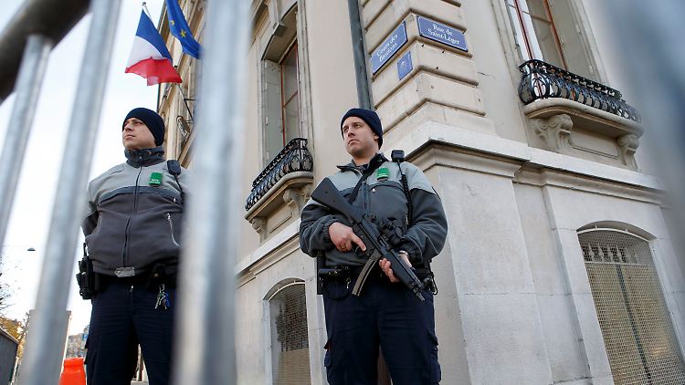 An öffentlichen Plätzen ist die schweizerische Polizei derzeit verstärkt präsent.
