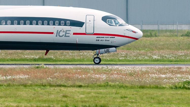 Nicht mit allen Airlines versteht sich die Bahn so gut, wie mit TuiFly, die einst Flieger im ICE-Look lackierte. 