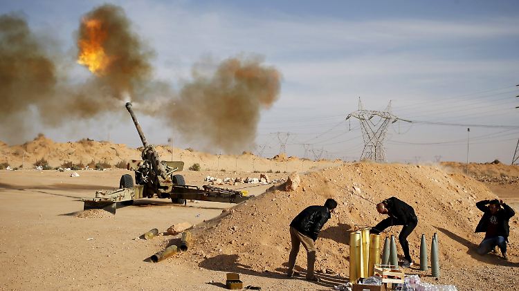 Milizionäre der Gruppe "Libya Dawn" feuern in Richtung von IS-Stellungen nahe der Stadt Sirte.