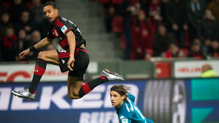 Eine obenauf - ein anderer am Boden: Bei Leverkusen gegen Gladbach war dies besonders schmerzhaft - für Torhüter Yann Sommer etwa.