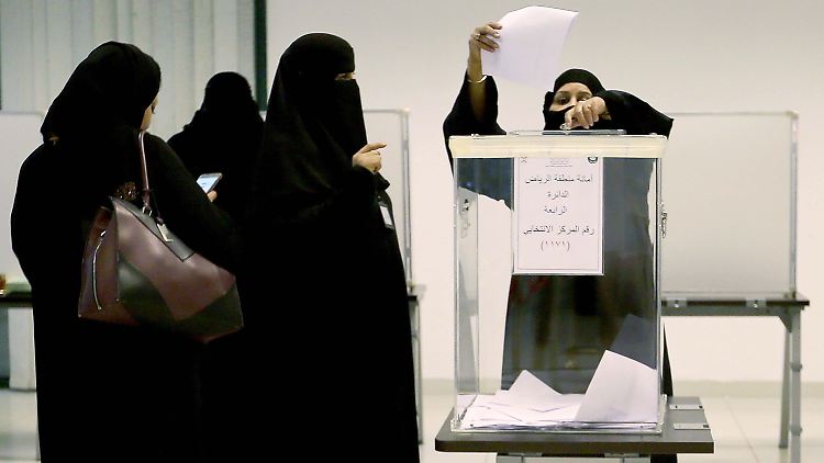 Saudische Wählerinnen geben in einem Wahllokal ihre Stimme ab.