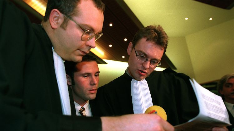 Jean-Marc Bosman (m.) und zwei seiner Anwälte, Marc Lucan (l.) und Jean-Claude Dupont.