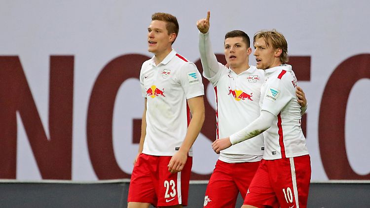 Die Leipziger Spieler Marcel Halstenberg (l-r), Marcel Sabitzer und Emil Forsberg jubeln nach dem 3:0.