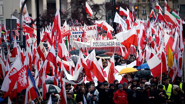 Zehntausende PiS-Anhänger zeigen ihre Unterstützung.