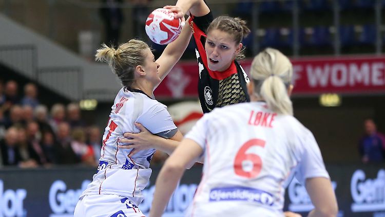 Deutschlands Xenia Smits versucht sich gegen Heidi Löke und Pernille Wibe aus Norwegen durchzusetzen.