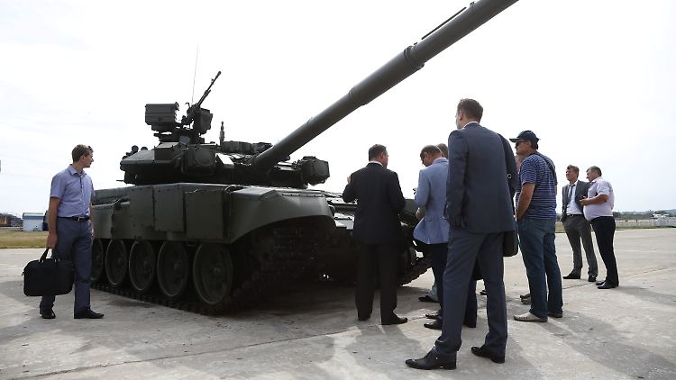 Russischer Panzer und Interessenten auf einer Waffenausstellung.