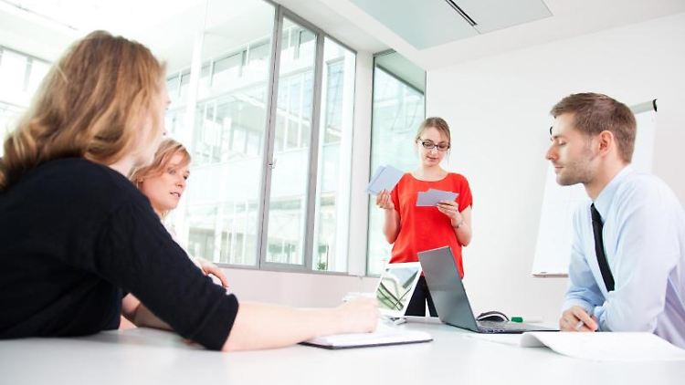 Im Meeting kommen Introvertierte häufig kaum zu Wort. Während sich die Extrovertierten die Bälle zuspielen, sind sie oft zu zaghaft. Hier kann eine gute Vorbereitung helfen.  