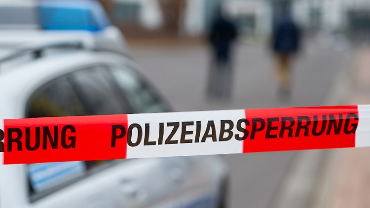 Vorläufig nimmt die Polizei zehn Schläger fest.