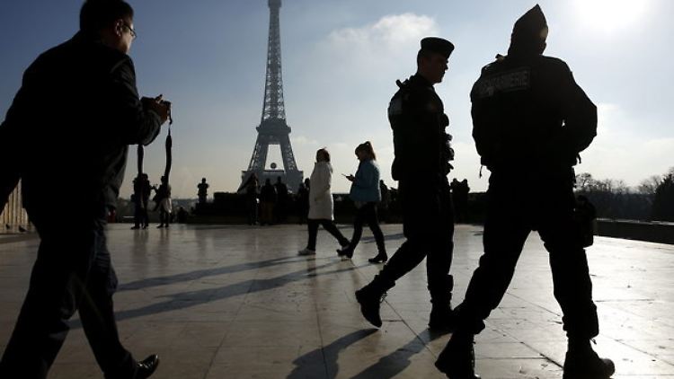 Soldaten nach den Anschlägen von Paris. Angeblich wollte sich Vlatko V. nur den Eiffelturm ansehen.