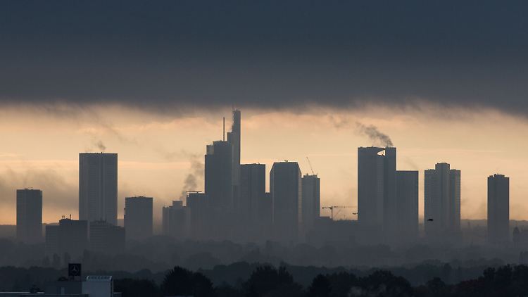 Frankfurter Skyline: Fahnder ermitteln offenbar gegen mehr als 100 Banken und Fonds wegen dubioser Aktiengeschäfte.