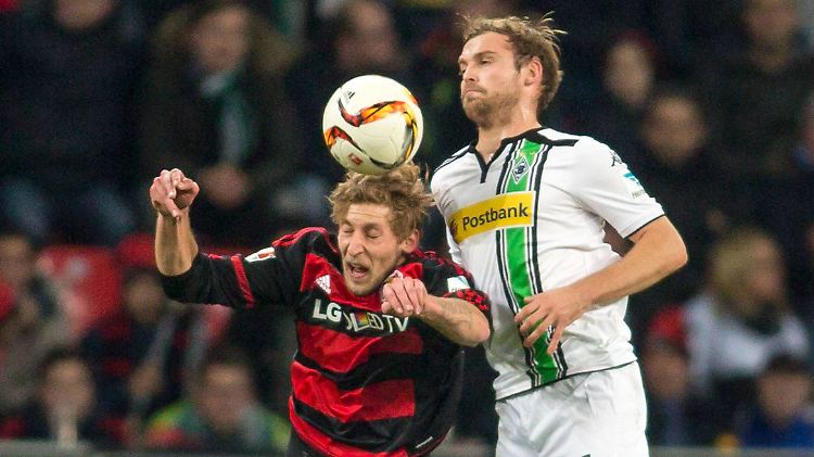 Beim Duell mit Leverkusens Stefan Kießling lief es noch für Toni Jantschke (r.), nun ist er verletzt.