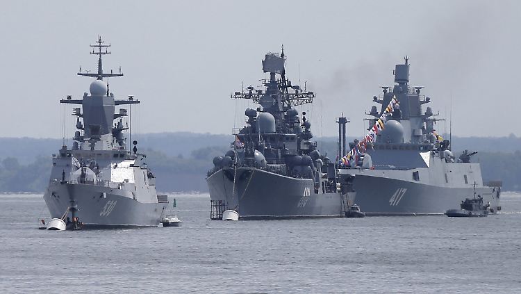 Eine russische Korvette (ähnlich denen auf diesem Foto) und ein Boot der Küstenwache sollen ein türkisches Schiff zur Kursänderung gezwungen haben.