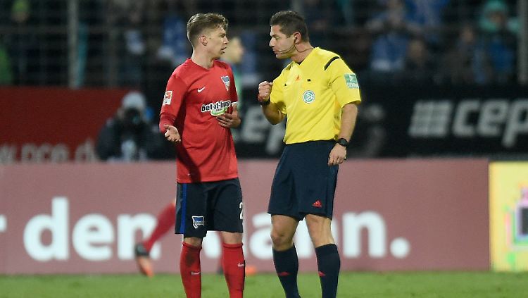 Berlins Mitchell Weiser (l) stänkert gegen Deutschlands Ansprüche an Fußballprofis.