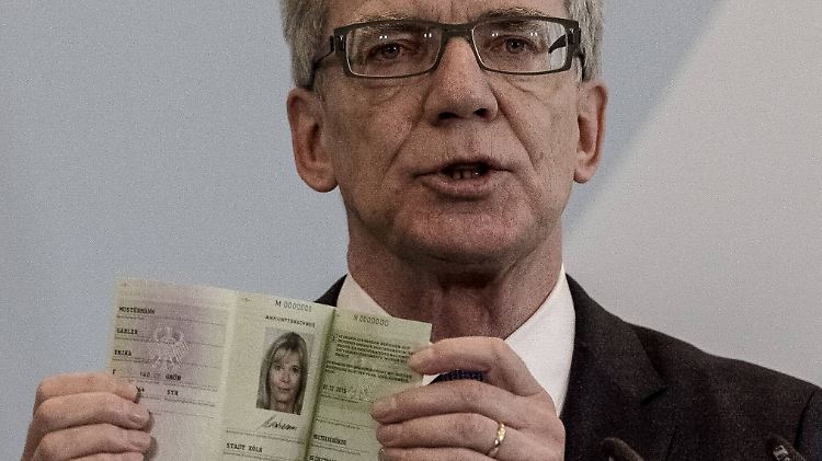 Bei Erika Mustermann weiß der Minister, woran er ist. Künftig sollen alle Flüchtlinge in Deutschland einen einheitlichen Ausweis bekommen.