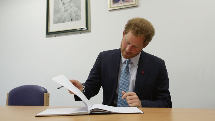 Wie schon seine Mutter 1991, trug auch Prinz Harry sich in das Gästebuch der Klinik ein. 