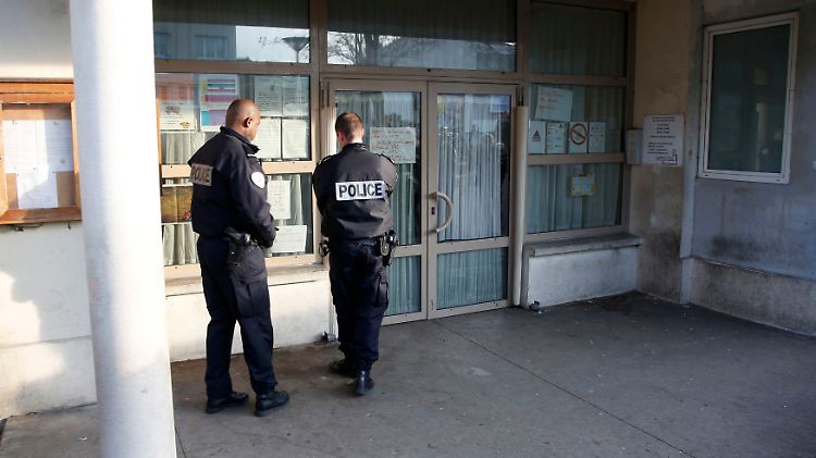 Nach der angeblichen Messerattacke rückt die französische Polizei zum Tatort - eine Vorschule - aus. 