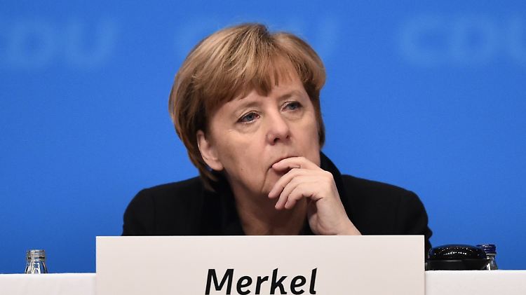 Bundeskanzlerin Angela Merkel beim CDU-Parteitag in nachdenklicher Pose.
