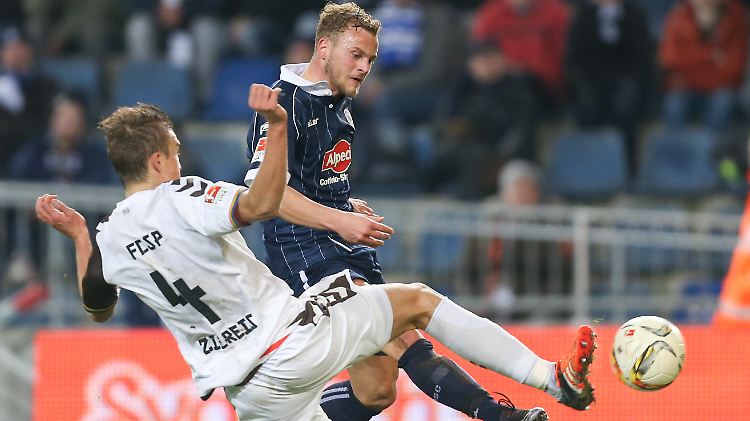 Am Ende nutzte auch der härteste Zweikampf nicht: Hier Bielefelds Christoph Hemelein (rechts) im Kampf um den Ball mit Philipp Ziereis (links) aus Hamburg.