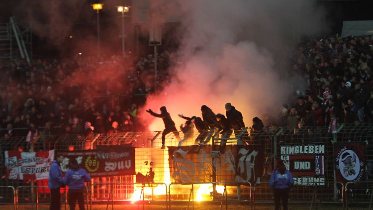 Fans brennen Pyrotechnik im Steigerwaldstadion ab.
