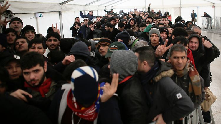 Ein tägliches Bild: lange Menschenschlangen vor dem Berliner Landesamt für Gesundheit und Soziales, wo sich Flüchtlinge registrieren lassen müssen.