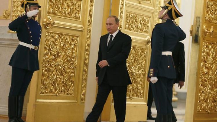 Typisch Putin: Der linke Arm schwingt dynamisch mit, der rechte bleibt nahe am imaginären Pistolenhalfter.