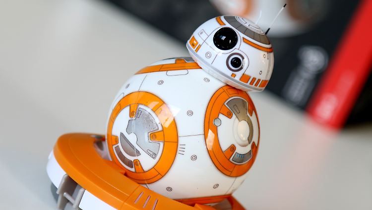 In der Ladeschale bekommt der Sphero BB-8 drahtlos Saft. 