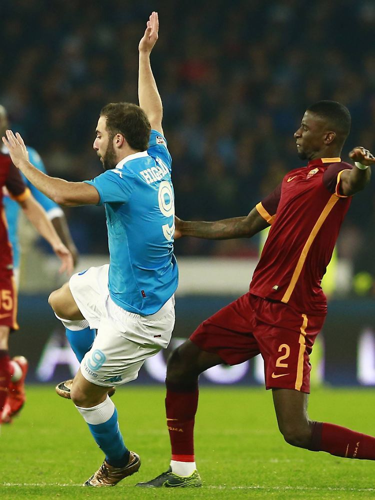 So stoppt man also Gonzalo Higuain: Antonio Rüdiger bei der Arbeit in Neapel.