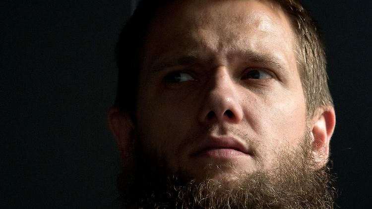 Lau wird die Unterstützung einer ausländischen Terrororganisation in vier Fällen vorgeworfen.