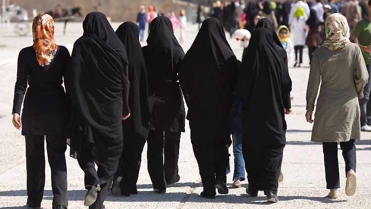 Frauen müssen im Iran neben dem obligatorischen Kopftuch auch weite Kleidung tragen. Daran halten sich aber nicht alle.
