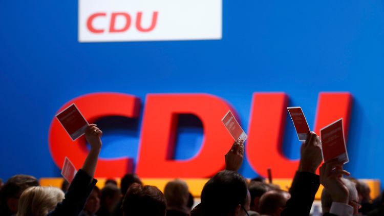 Der Leitantrag zum Thema Flüchtlinge erhielt fast 100 Prozent. Ein Änderungsantrag aber auch immerhin 10 bis 20 Prozent. So sieht Unzufriedenheit in der CDU aus.