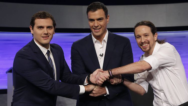 Die Kleidung verrät viel: der Bürgerliche Rivera (l.) trägt Anzug und Krawatte, der Sozialist Sanchez (M.) verzichtet auf den Schlips und der Linke Iglesias (r.) gibt sich hemdsärmelig.  