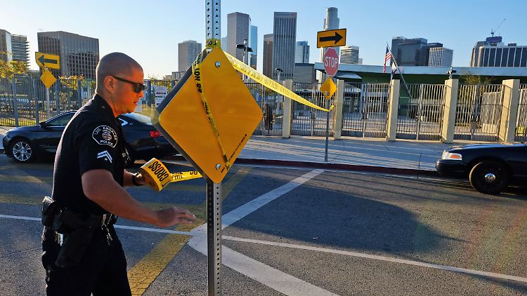 Ein Polizist sperrt in Los Angeles die Zufahrt zu einer Schule ab.