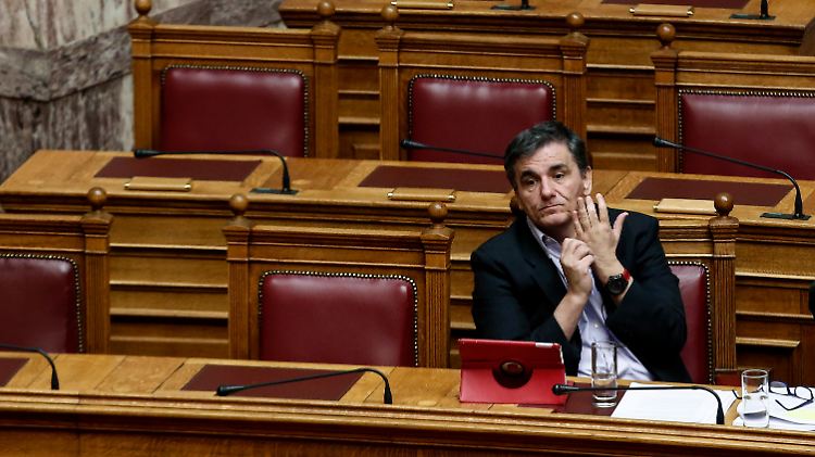 Die Begeisterung für die Reformen ist nicht groß, doch Finanzminister Tsakalotos braucht die Milliarden aus Brüssel. 