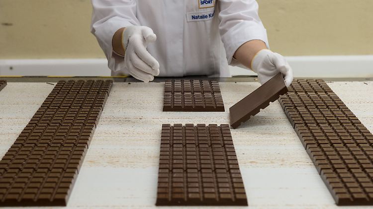 Ein Mitarbeiter des Schokoladenherstellers Ritter Sport prüft in Waldenbuch Schokoladentafeln.