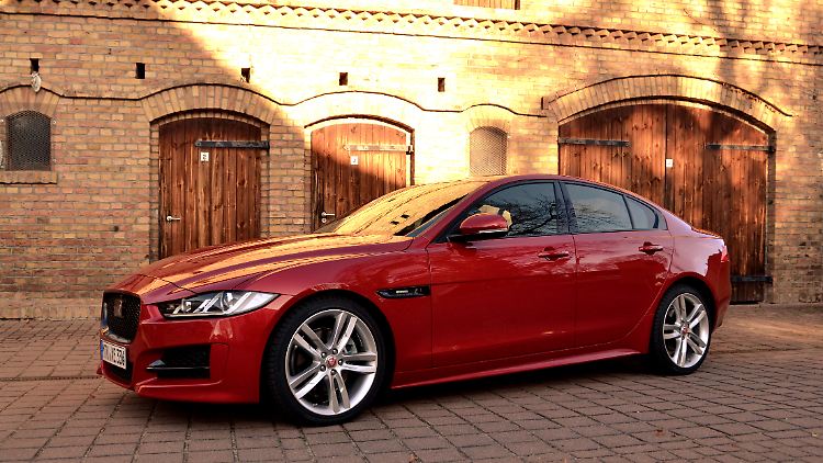 Vor allem in Italien Racing Red mit 18 Zoll "Matrix"-Felgen sieht die Raubkatze richtig scharf aus. Allerdings kostet allein die Lackierung 900 Euro extra. 