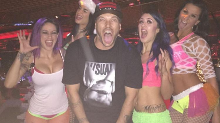 Hier ist das Vögelchen: Kevin Federline und seine Kolleginnen.