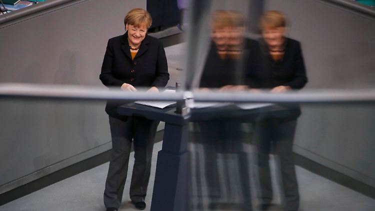 Angela Merkel ging sichtlich gut gelaunt in die Rede.