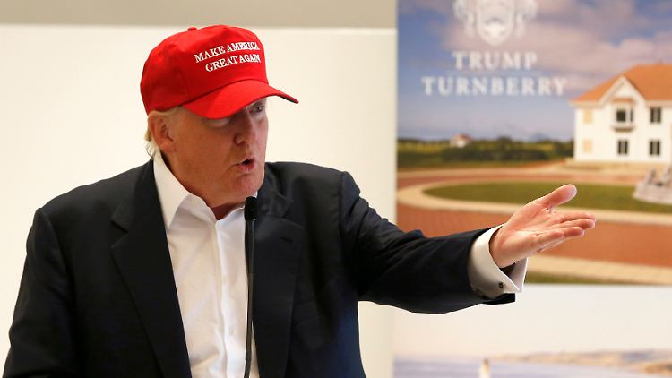 Donald Trump schaut beim Einlochen in Schottland künftig auf Windräder. 