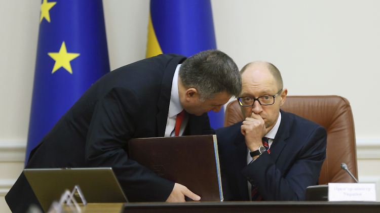 Gesprächsbedarf: Premierminister Arseni Jazenjuk (r.) und  Innenminister Arsen Awakow.