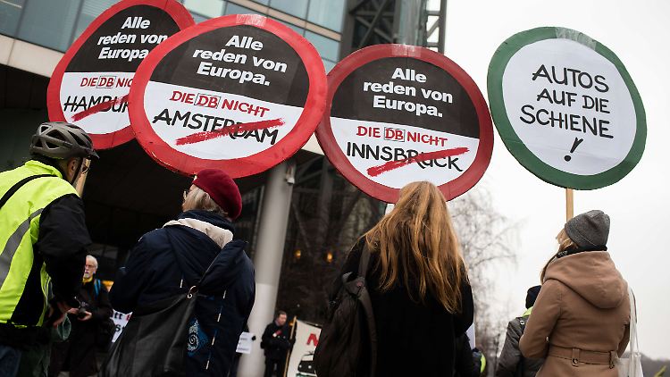 Vor der Konzernzentrale, in der sich der Bahn-Aufsichtsrat traf, protestierten Demonstranten gegen die Kürzung internationaler Verbindungen. 