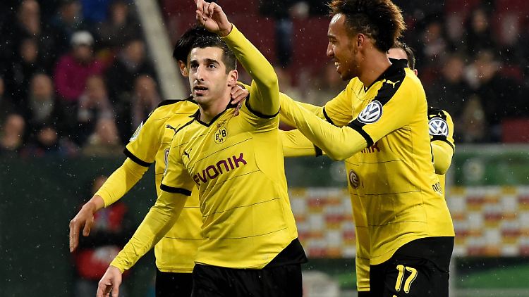 Nach Dortmunds Dosenöffner-Tor von Pierre-Emerick Aubameyang (r.) sorgte Henrikh Mkhitaryan für den 2:0-Endstand in Augsburg.